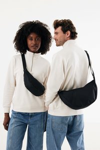 XD Collection P763.51 - Crossbody Crescent XL z RPET AWARE™  ve tvaru půlměsíce